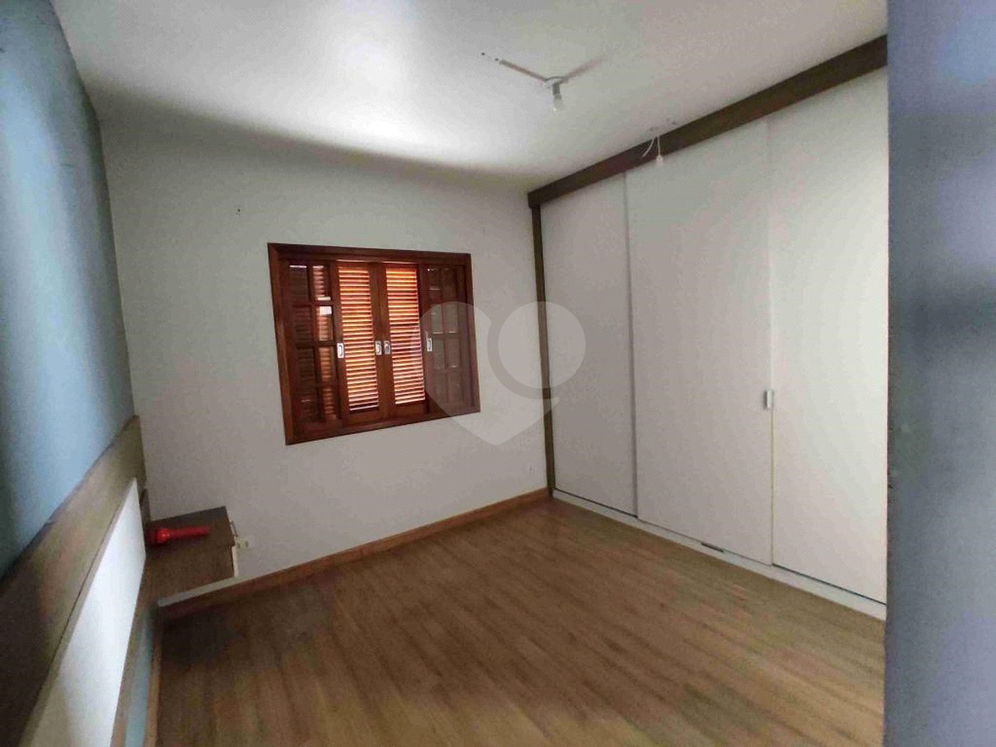 Casa à venda com 3 quartos, sendo 1 suíte, no condomínio Eldourado, São José dos Campos - SP