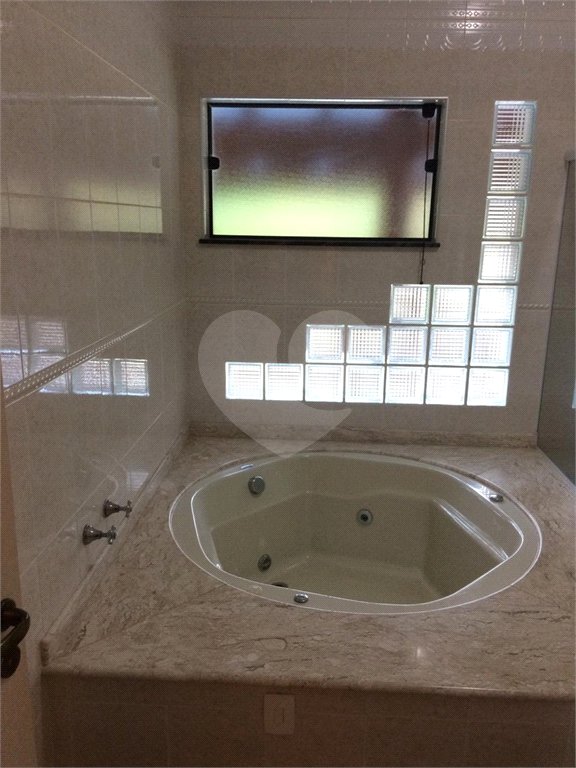 Casa à venda com 4 quartos, sendo 2 suítes, no condomínio Flamboyant, Atibaia - SP