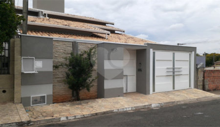 Sobrado à venda com 3 quartos, sendo 1 suíte, no Centro, Elias Fausto, SP