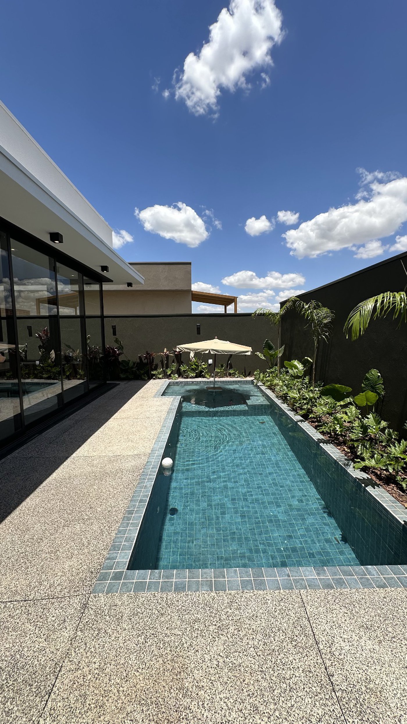 Casa à venda com 4 quartos, sendo 2 suítes,  no condomínio Damha IV, Presidente Prudente - SP
