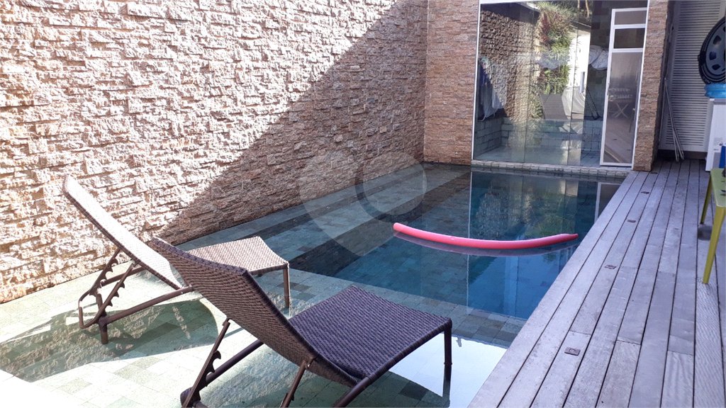 Casa à venda com 4 quartos, sendo 3 suítes, no condomínio Residencial Vila Esmeralda, São Sebastião - SP