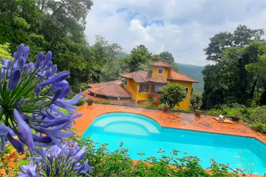 Casa à venda com 5 quartos, sendo 4 suítes, no condomínio Alpes da Cantareira, Mairiporã - SP