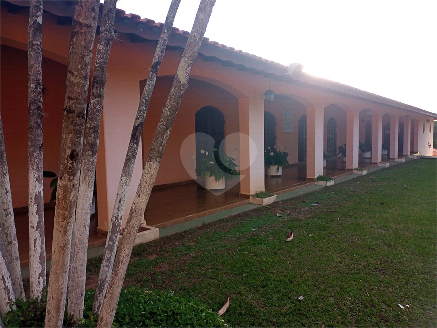 Casa à venda com 5 quartos, sendo 1 suíte, no condomínio Village da Serra, Araçoiaba da Serra - SP