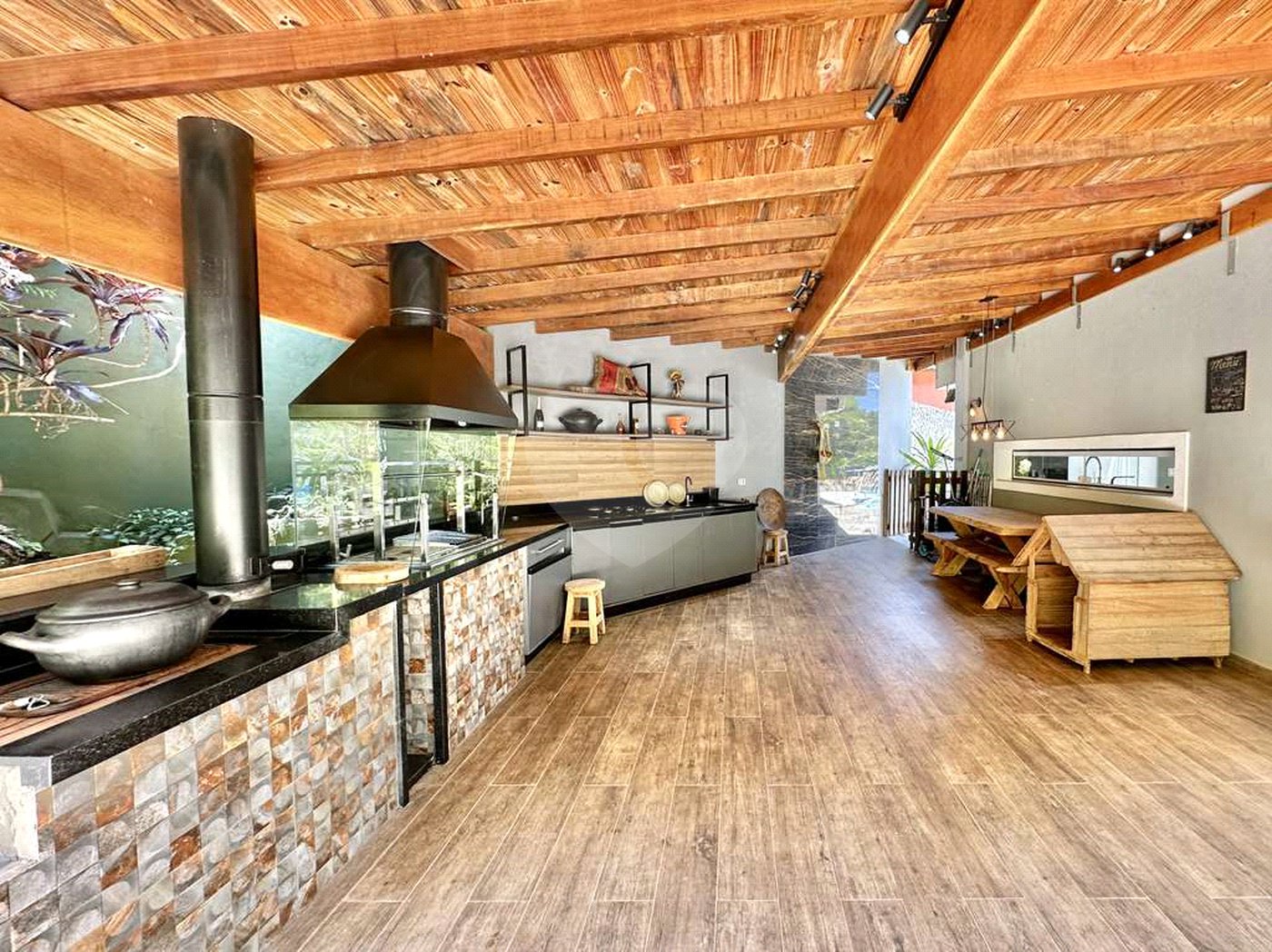 Casa à venda com 4 quartos, sendo 3 suítes, no condomínio Vilarejo, Carapicuíba - SP