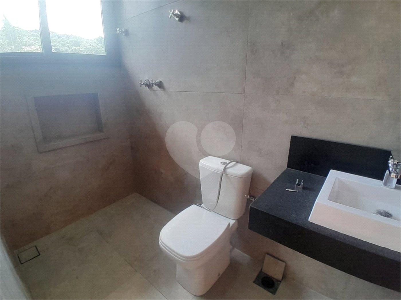 Casa à venda ou para alugar com 3 suítes no condomínio Sausalito, Mairiporã - SP