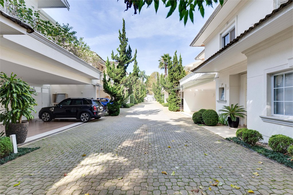 Casa à venda com 3 suítes no condomínio Parc Vignoble, São Paulo - SP