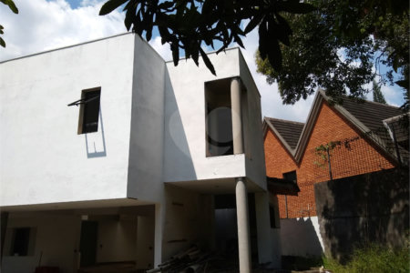 Sobrado à venda com 4 quartos, sendo 3 suítes,  em Morumbi, São Paulo, SP