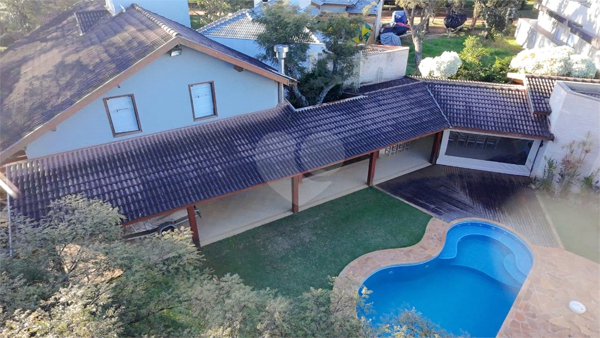 Casa à venda com 7 quartos, sendo 4 suítes, no condomínio Riviera de Santa Cristina XIII, Paranapanema - SP