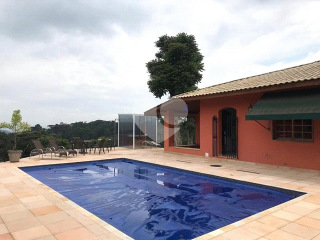 Casa à venda com 5 quartos, sendo 3 suítes,  no condomínio Alpes da Cantareira, Mairiporã - SP