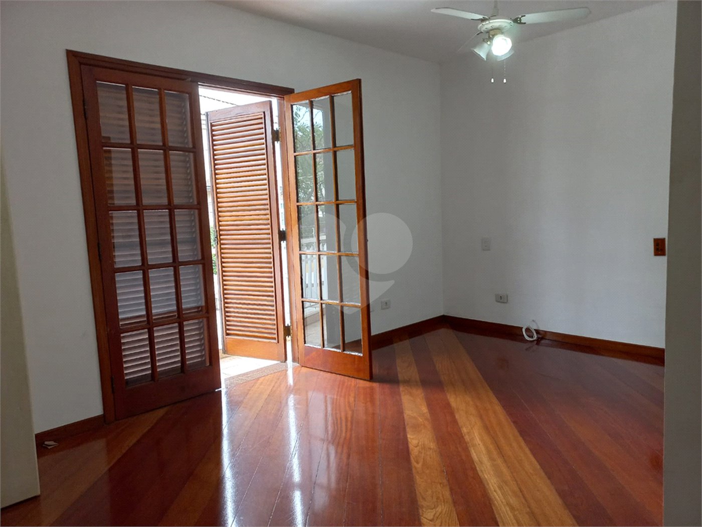 Sobrado à venda com 4 quartos, sendo 3 suítes, em Cidade São Francisco, São Paulo, SP