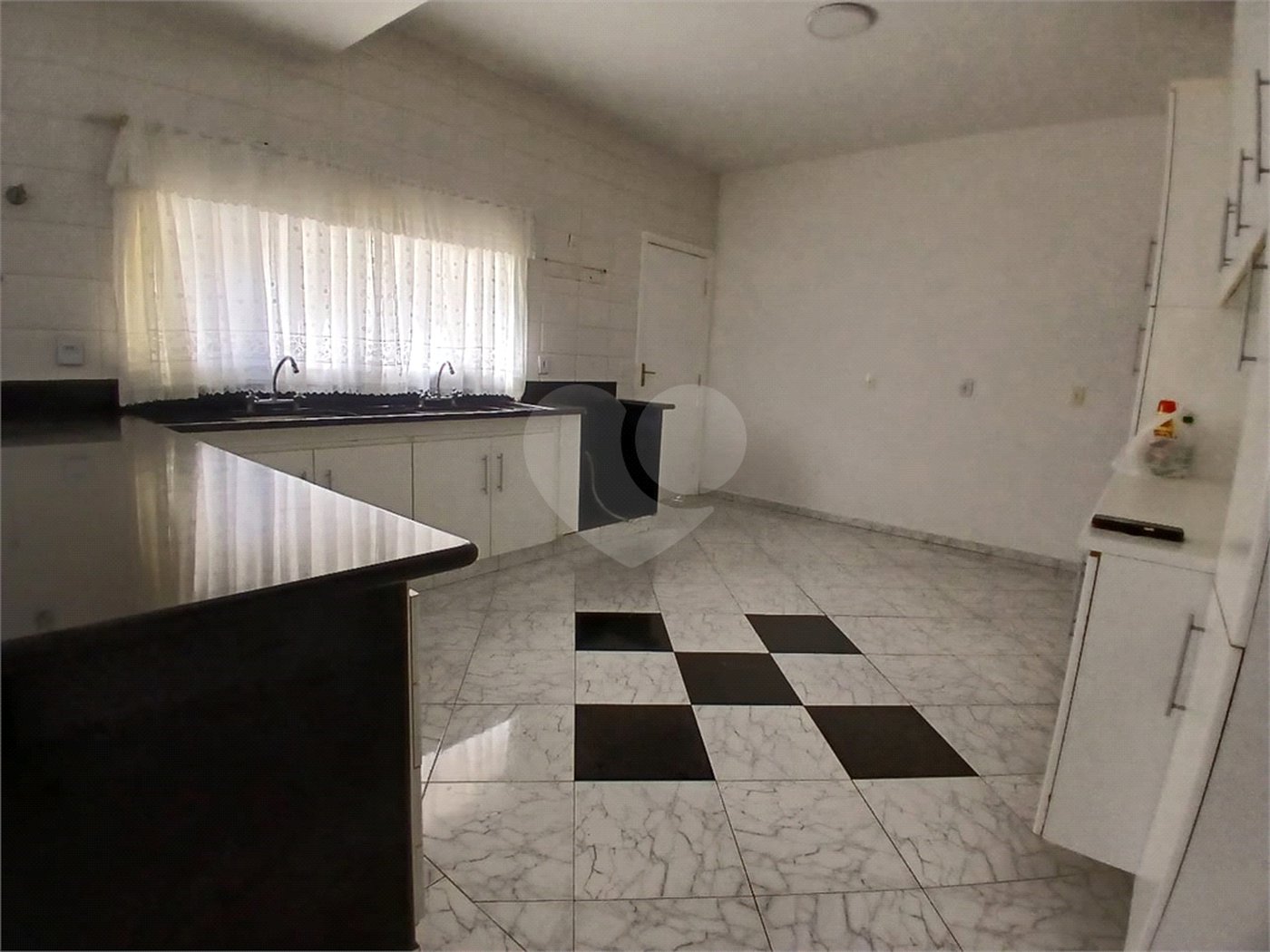 Casa à venda com 4 quartos, sendo 2 suítes, no condomínio Flamboyant, Atibaia - SP