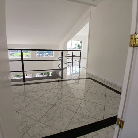 Casa à venda com 4 quartos, sendo 2 suítes, no condomínio Flamboyant, Atibaia - SP