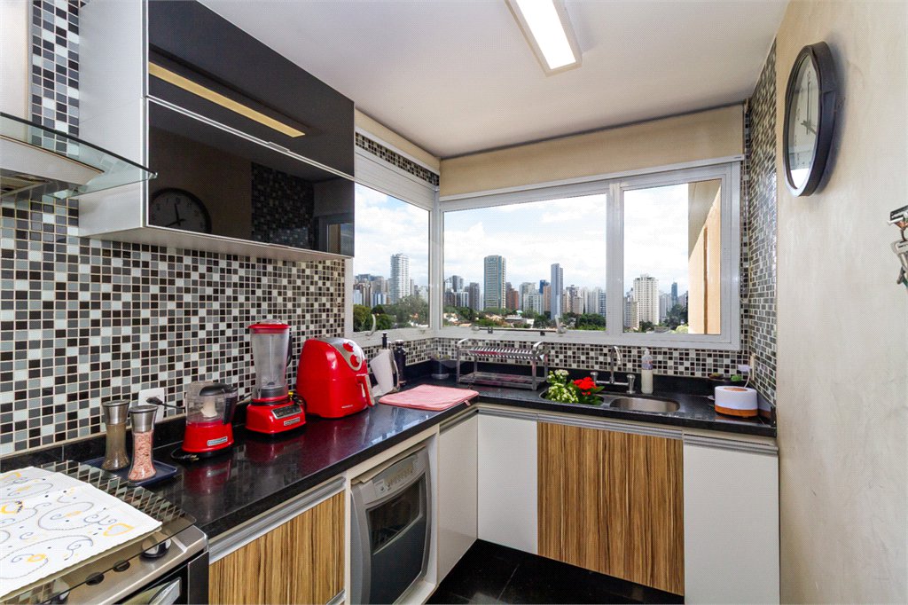 Apartamento de Alto Padrão no Campo Belo para venda com porteira fechada, com 4 dormitórios suítes e 4 vagas com lazer de club.