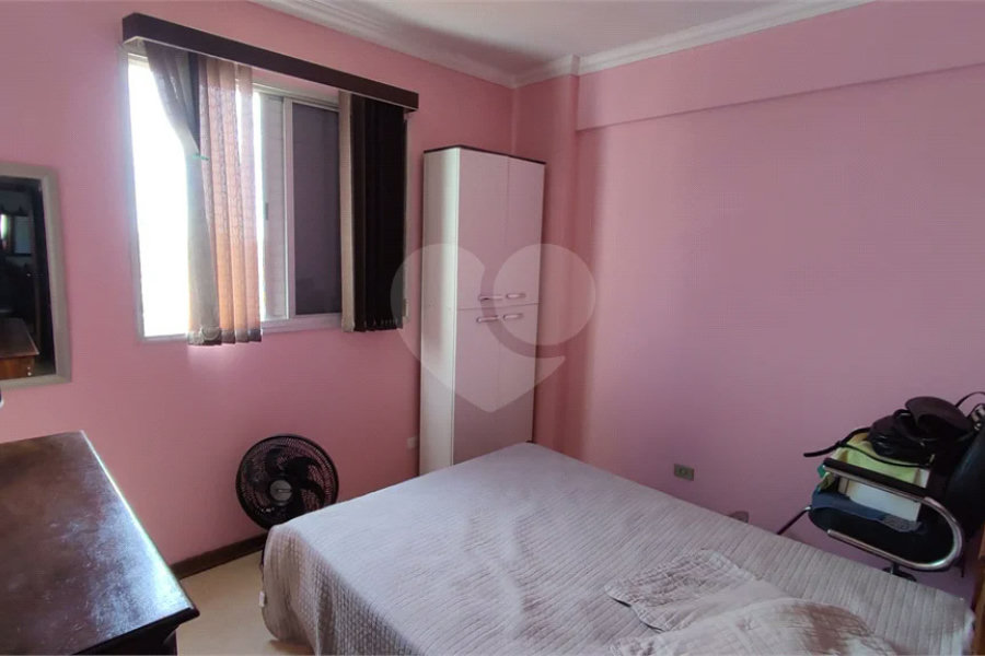 Vende-se apartamento de dois dormitórios no Edifício Marseille, no Centro de Piracicaba;