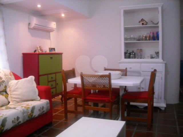 Apartamento à venda com 4 quartos, sendo 1 suíte,  em Enseada, Guarujá, SP