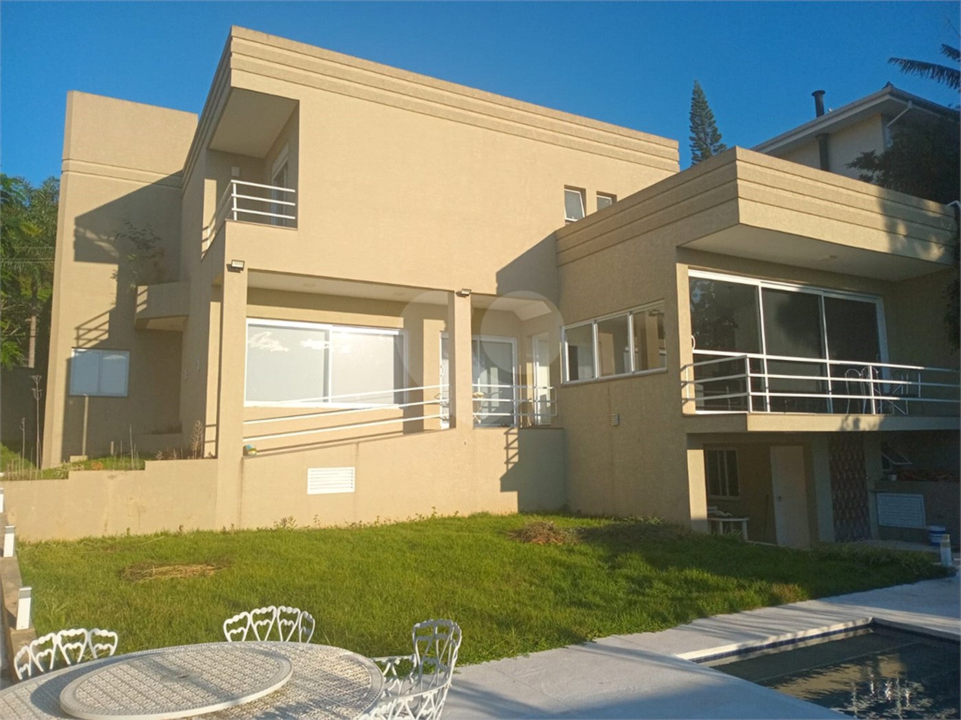 Casa à venda com 4 quartos, sendo 3 suítes, no condomínio Arco Iris, Atibaia - SP