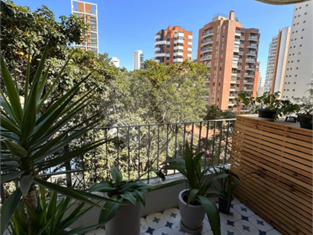 Apartamento para alugar com 3 quartos, sendo 2 suítes,  em Moema, São Paulo, SP