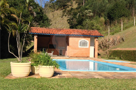 Sítio à venda com 4 quartos, sendo 1 suíte, no Centro, Piracaia, SP