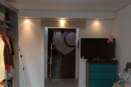 Casa à venda com 3 quartos, sendo 1 suíte, no condomínio Alcides Moreira, São Paulo - SP