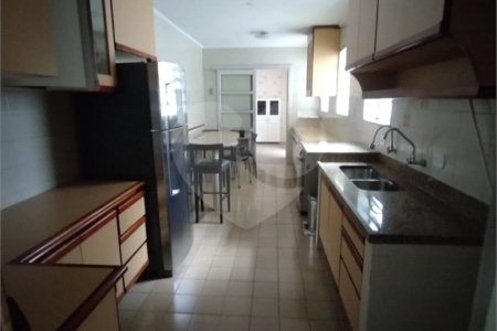 Casa à venda com 4 quartos, sendo 1 suíte, em Vila Mariana, São Paulo, SP