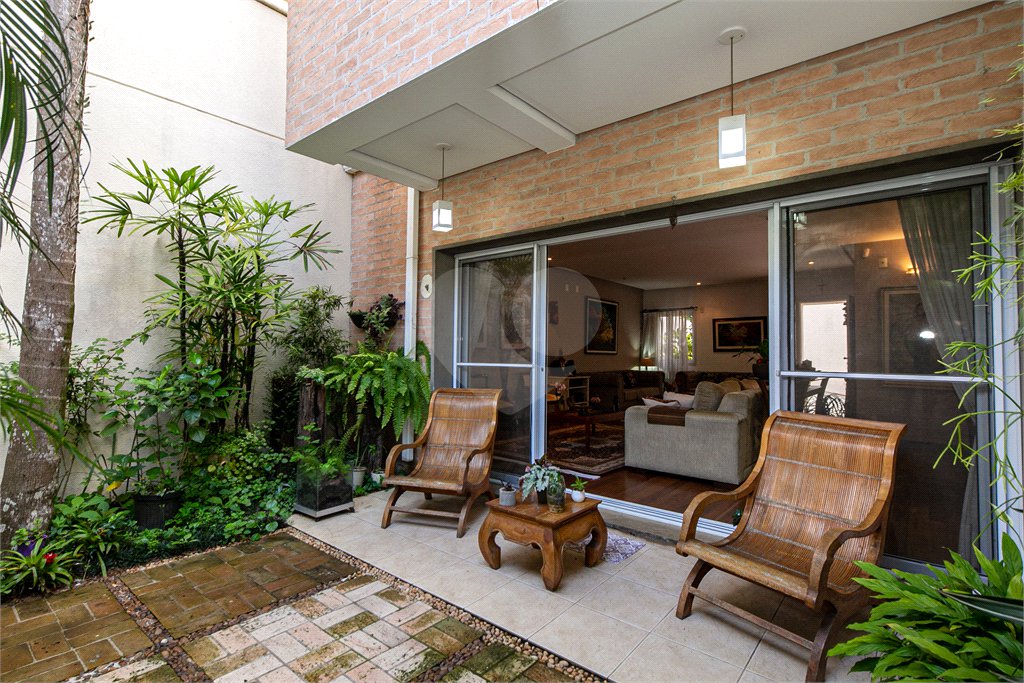 Casa à venda com 5 quartos, sendo 4 suítes, no condomínio Villa de Monterey, São Paulo - SP