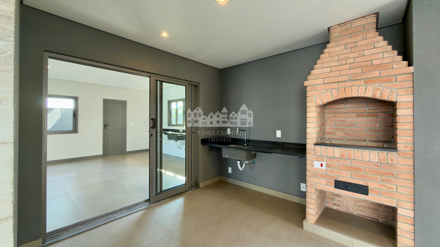 Casa à venda no bairro Loanda em Atibaia com 3 suítes e terraço solarium