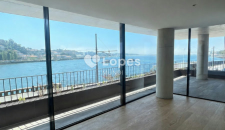 Apartamento T4 à venda em Lordelo do Ouro, Porto, Portugal – 240 m²