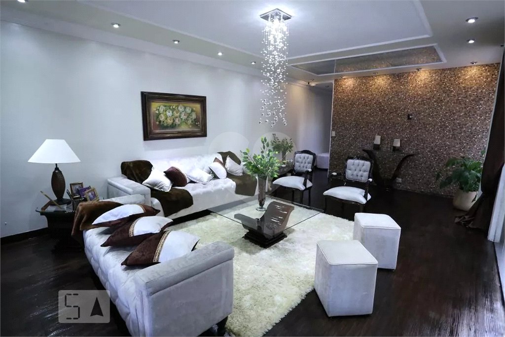 Sobrado à venda com 6 quartos, sendo 5 suítes, em Vila Paranaguá, São Paulo, SP