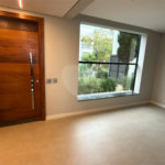Sobrado de alto padrão no Swiss Park, totalmente reformado, com 4 suítes, piscina, elevador, espaço gourmet, 4 vagas e condomínio com lazer completo.