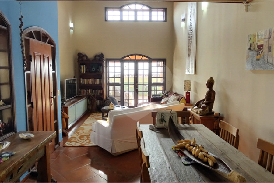 Casa à venda com 3 quartos, sendo 1 suíte, no Centro, Extrema, MG