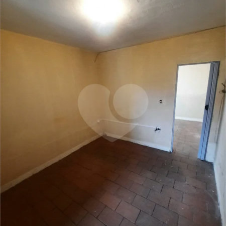 Jardim Morada do Sol- casa de vila- frente- sem vaga de garagem,(garagem pra moto,) - 1 dormitório, wc, cozinha, lavanderia - R$ 1000,00- com iptu- aceita 03 caução, fiador, 08 titulo de capitalização, obs - água e energia compartilhada, Ótima localização, próxima ao distrito i