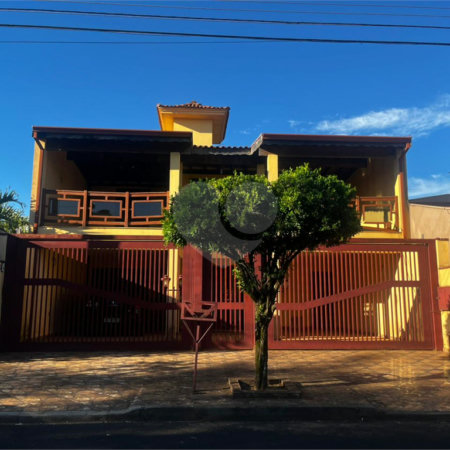 Casa à Venda na Rua Principal do Parque Fehr com Aquecedor Solar