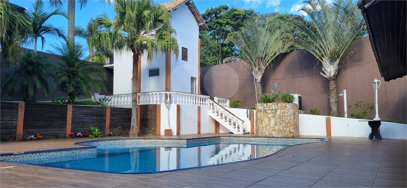 Casa à venda com 7 quartos, sendo 4 suítes, no condomínio Residencial Ypeville, Mairiporã - SP
