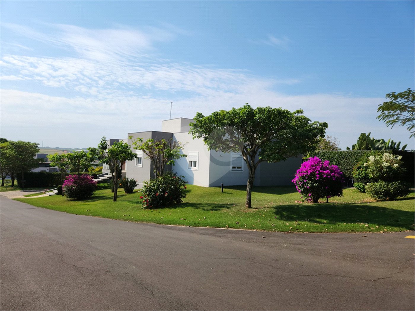Casa à venda com 4 quartos, sendo 3 suítes, no condomínio Terras de Mont Serrat, Salto - SP