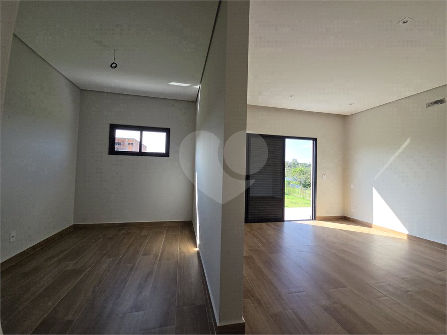 Casa à venda com 4 quartos, sendo 3 suítes, no condomínio Village Ipanema 2, Araçoiaba da Serra - SP