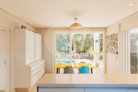 Casa à venda com 5 quartos, sendo 4 suítes, no condomínio Figueira Garden, Atibaia - SP