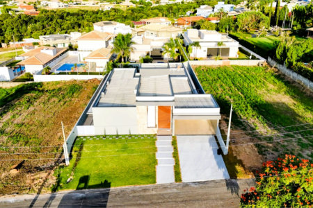 Casa à venda com 3 quartos, sendo 2 suítes, no condomínio Village da Serra, Araçoiaba da Serra - SP