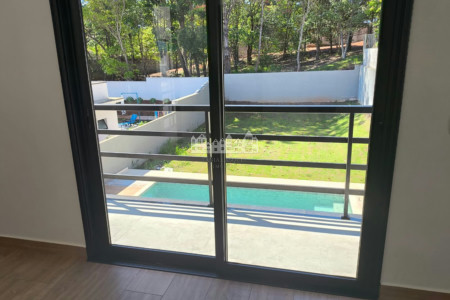 Casa à venda com 5 quartos, sendo 3 suítes, no condomínio Figueira Garden, Atibaia - SP