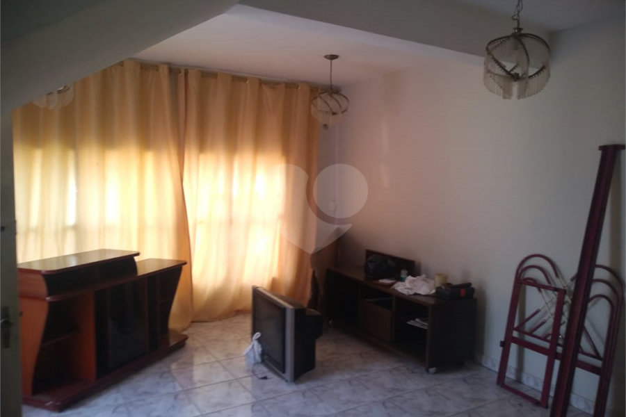 Sobrado à venda com 3 quartos em Vila Nivi, São Paulo, SP