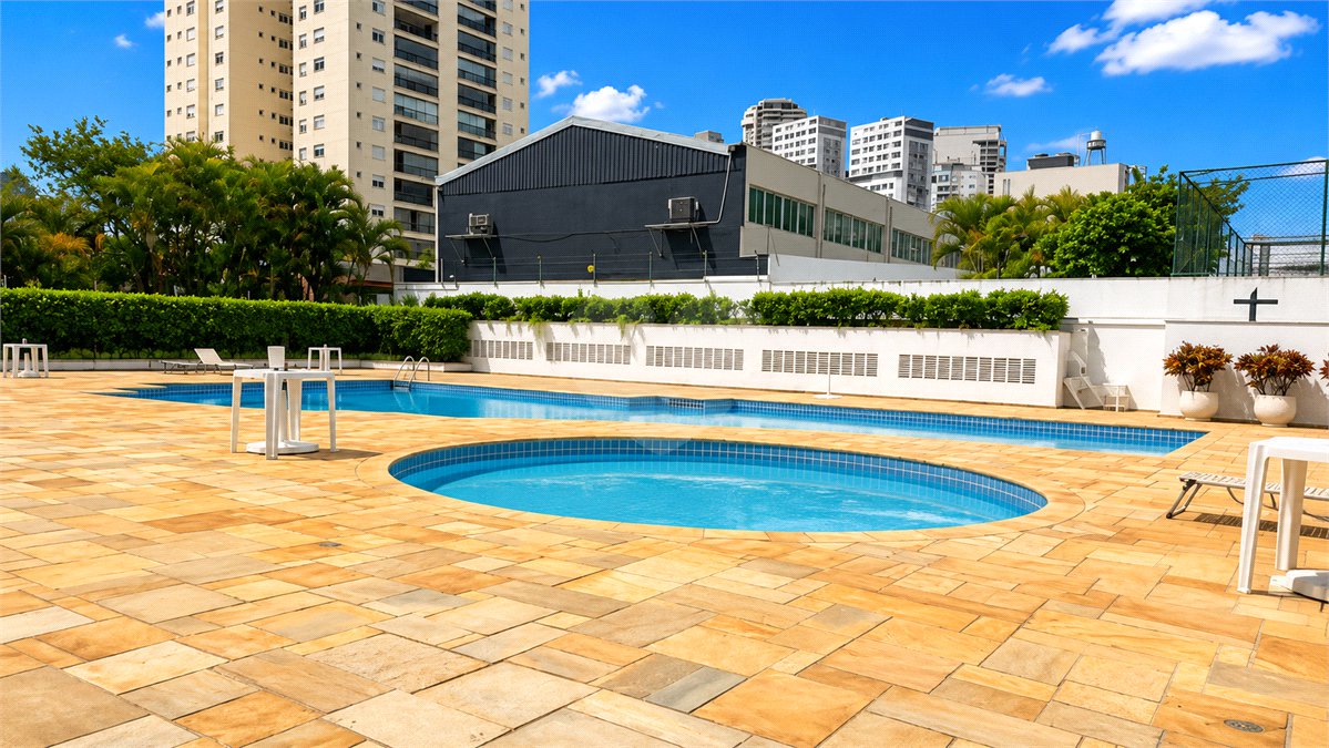 Apartamento à venda com 3 quartos, sendo 1 suíte, em Santo Amaro, São Paulo, SP