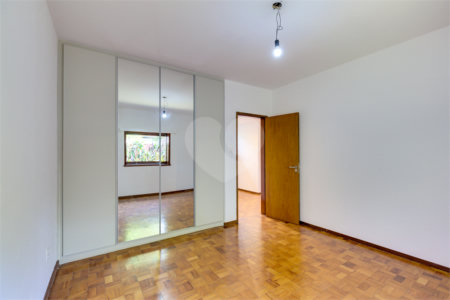 Casa Térrea à venda com 3 quartos, sendo 1 suíte, em Alto da Boa Vista, São Paulo, SP