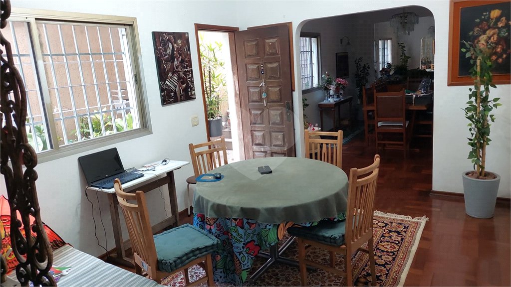 Casa à venda com 7 quartos, sendo 2 suítes, em Jardim Londrina, São Paulo, SP