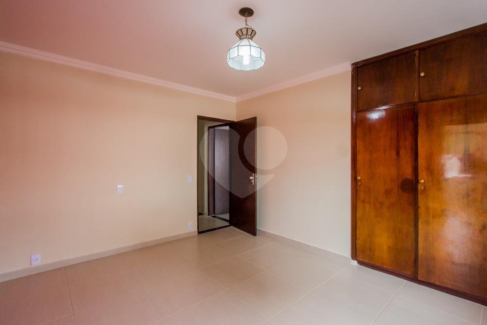 Sobrado à venda com 4 quartos, sendo 1 suíte,  em Interlagos, São Paulo, SP