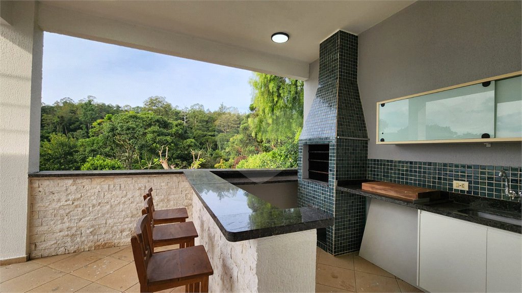 Casa à venda com 5 quartos, sendo 2 suítes, no condomínio Residencial Jardim Primavera, Louveira - SP
