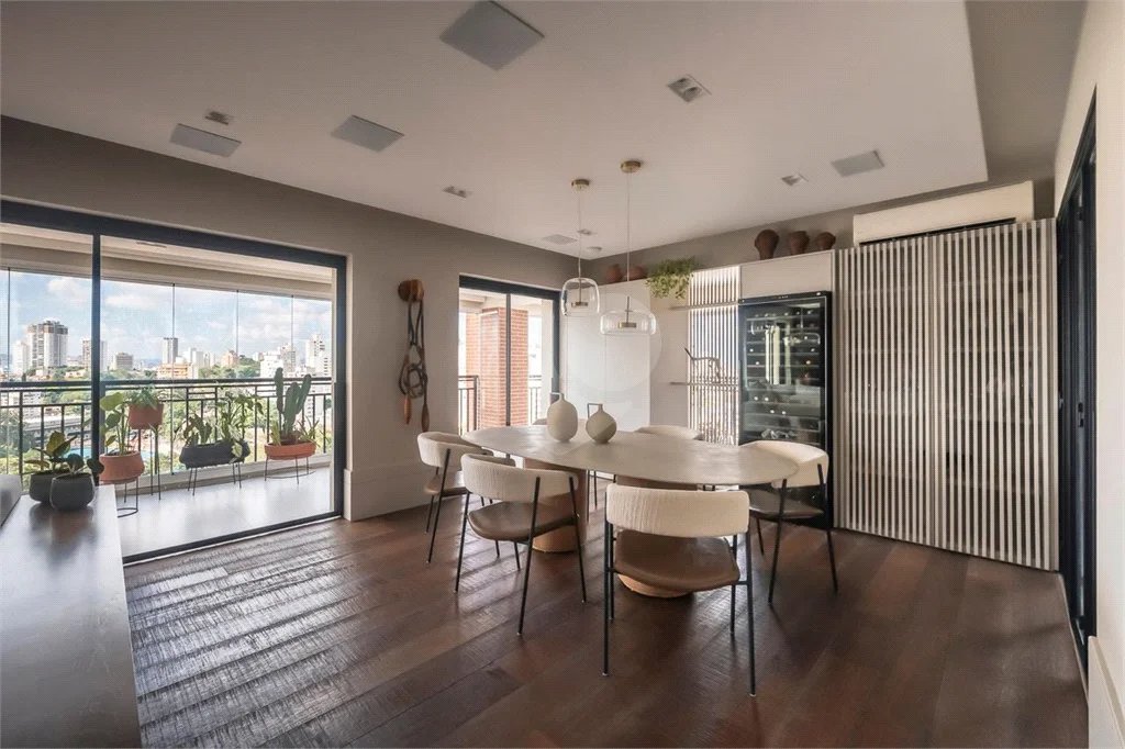 Apartamento de 224m² com 4 dormitórios, 3 suítes, 4 vagas de garagem e deposito