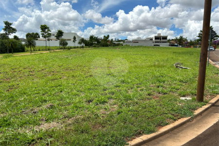 Terreno no condomínio Damha Golf em frente área de lazer com 1.404,40 m²