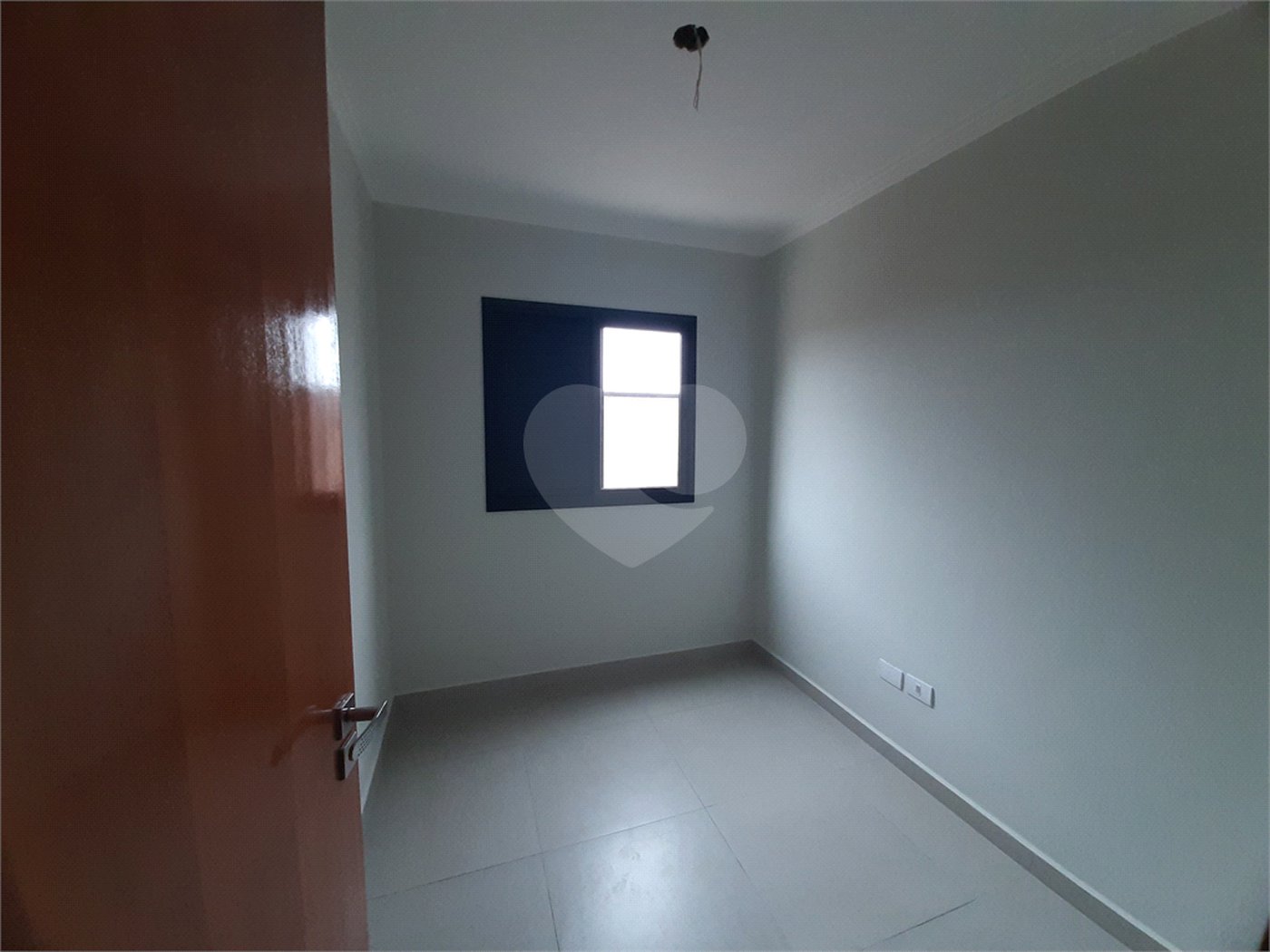Apartamento COBERTURA com 66m2, 3 quartos, banheiro, sala, cozinha, quintal e 1 vaga