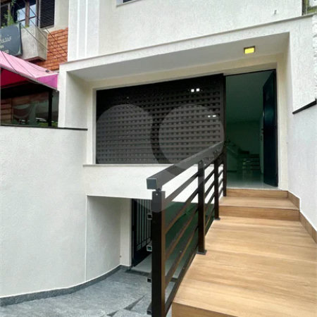 Sobrado com 3 andares, 350 m², 6 quartos, 2 suítes e 5 vagas para locação no Jardim Anália Franco!