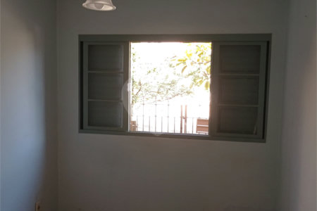 Linda casa no centro com 3 quartos.