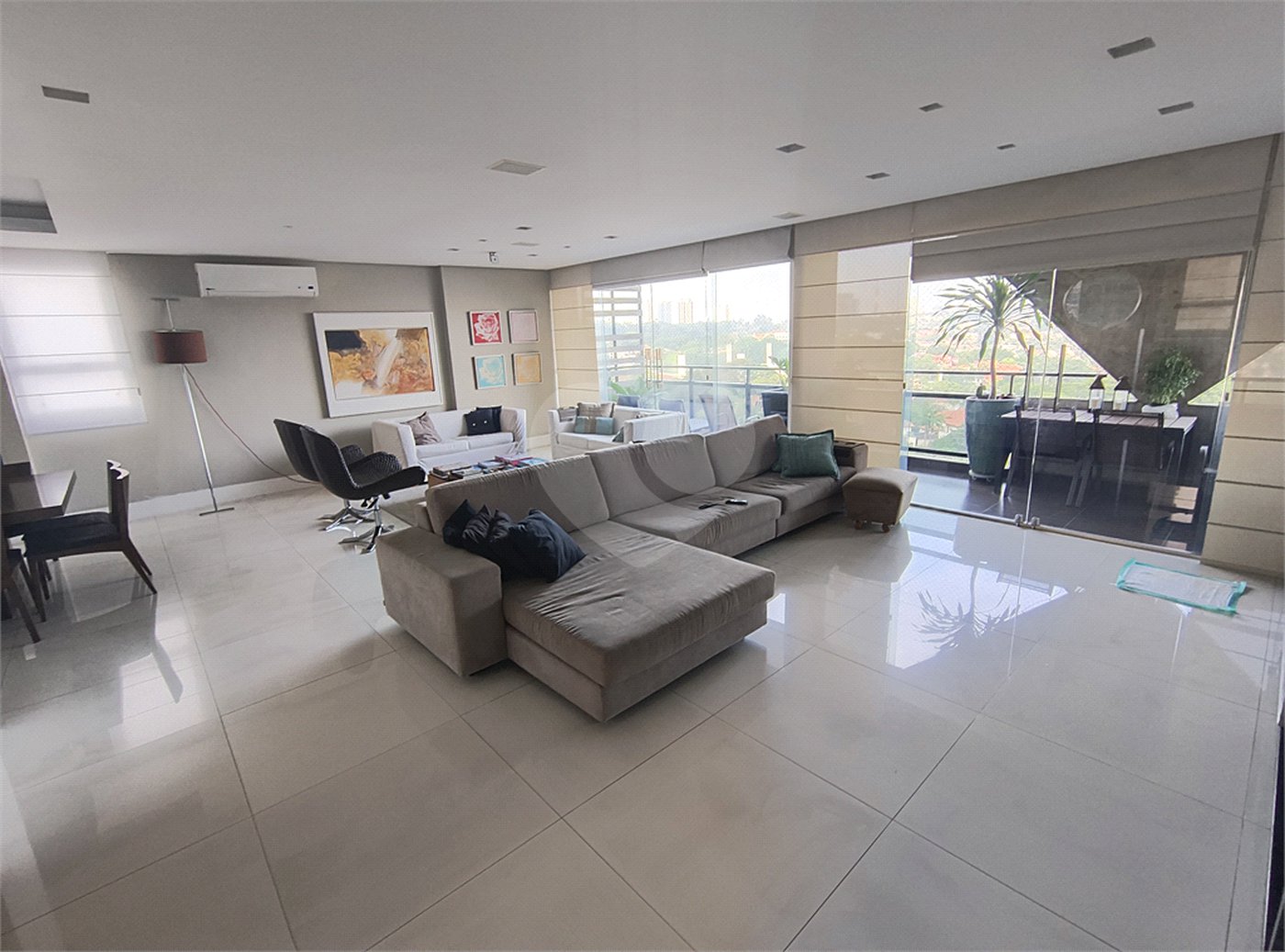 Este amplo apartamento de 290 m², completamente reformado, reúne sofisticação,